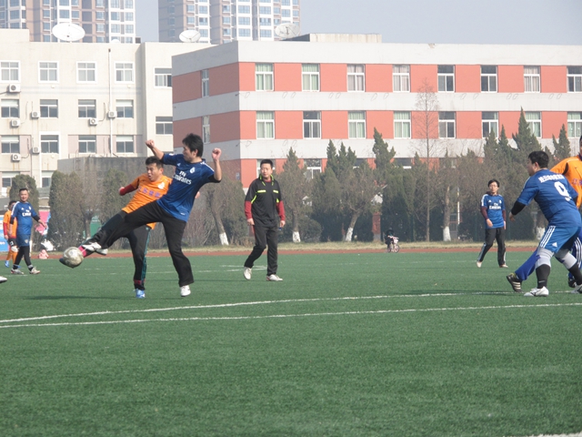 市人社局、教育局足球队友谊赛在淮海工学院通